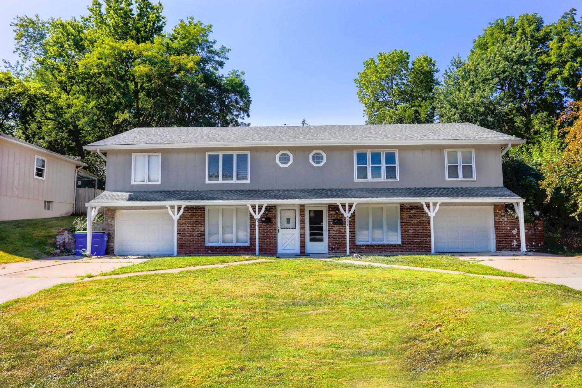 Family Friendly Overland Park Home Exterior photo