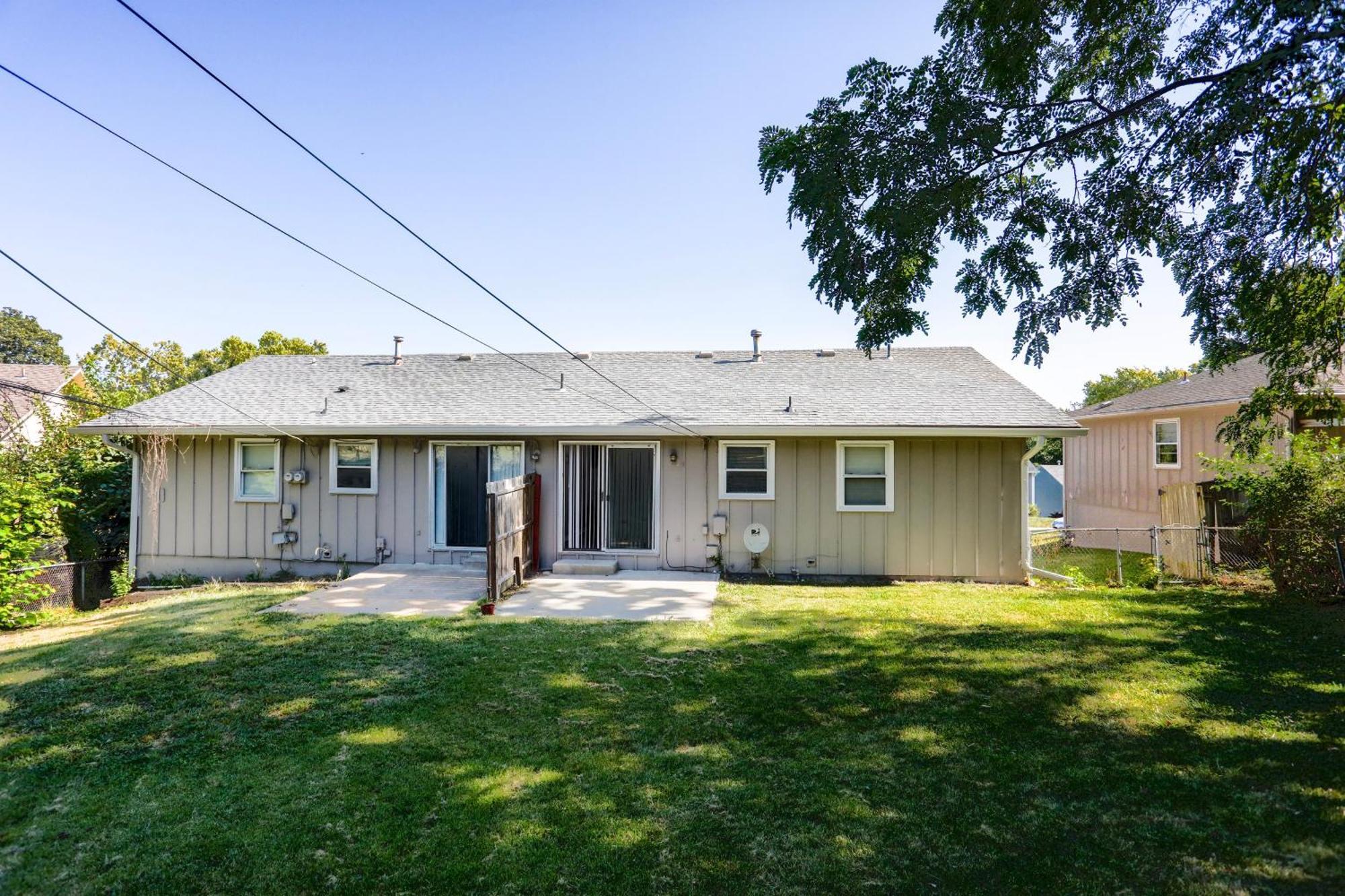 Family Friendly Overland Park Home Exterior photo